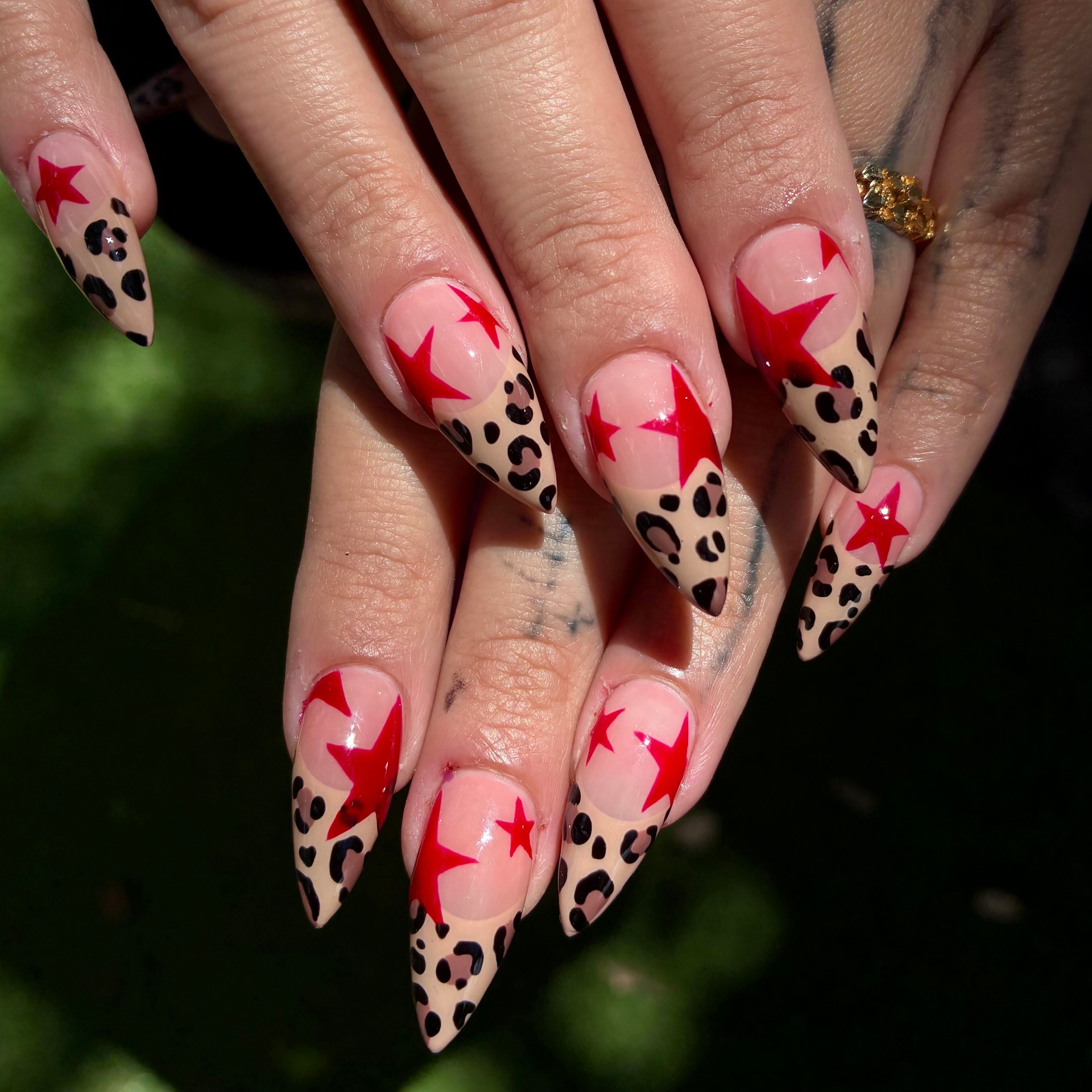 Red stars over nude nails with leopard print tips